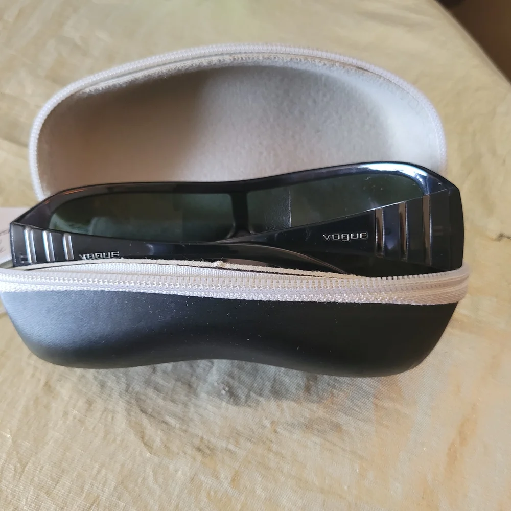 Vogue Black Glasses Sleek Modern Design - Picture 4 of 6